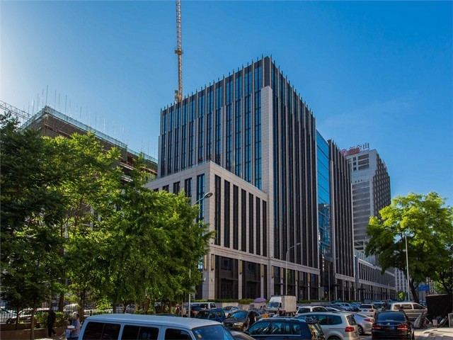 青海白色polo衫搭配方法